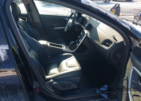 2016 Volvo S60 T5 Premier z USA, uszkodzony, nr VIN YV1612TK1G2396738